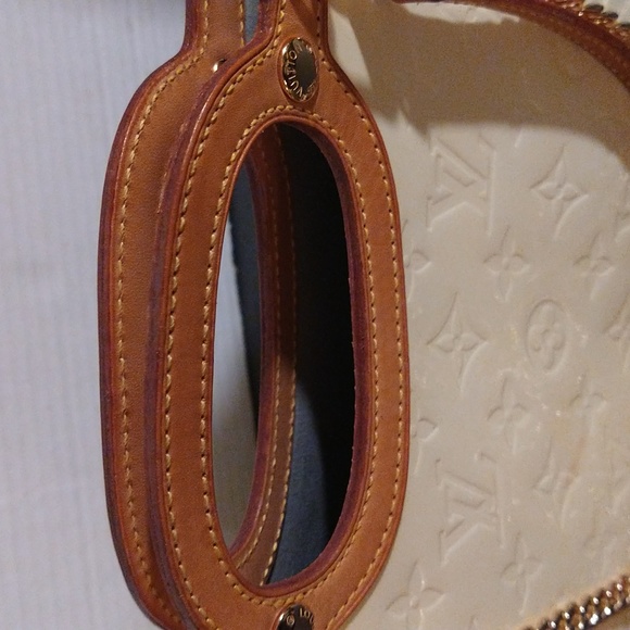 Authentic Louis Vuitton monogram Vernis Roxbury Drive cream handbag. - Picture 6 of 16